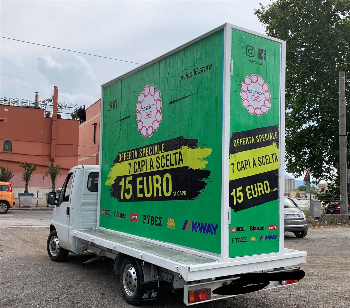 Camion vela bianco con manifesto verde Civico 36: offerta speciale 7 capi a scelta 15 euro
