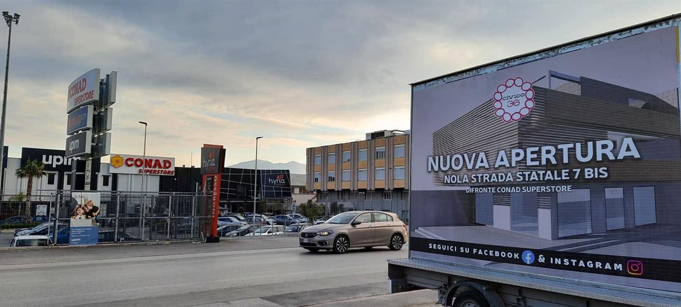 Camion vela davanti al Conad Superstore di Nola