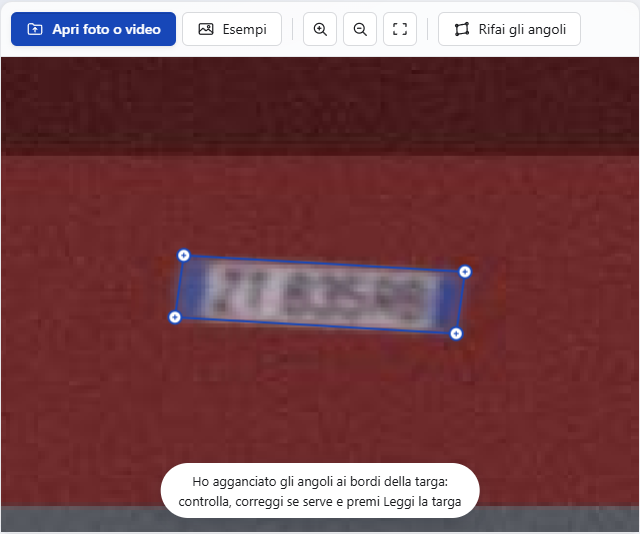 Gli angoli agganciati ai bordi della targa