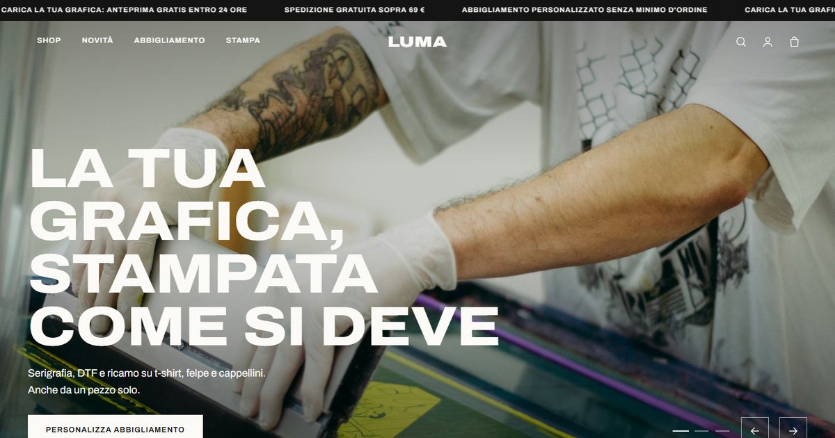 Home del tema TradeSilus: hero a tutta larghezza con titolo enorme e barra annunci
